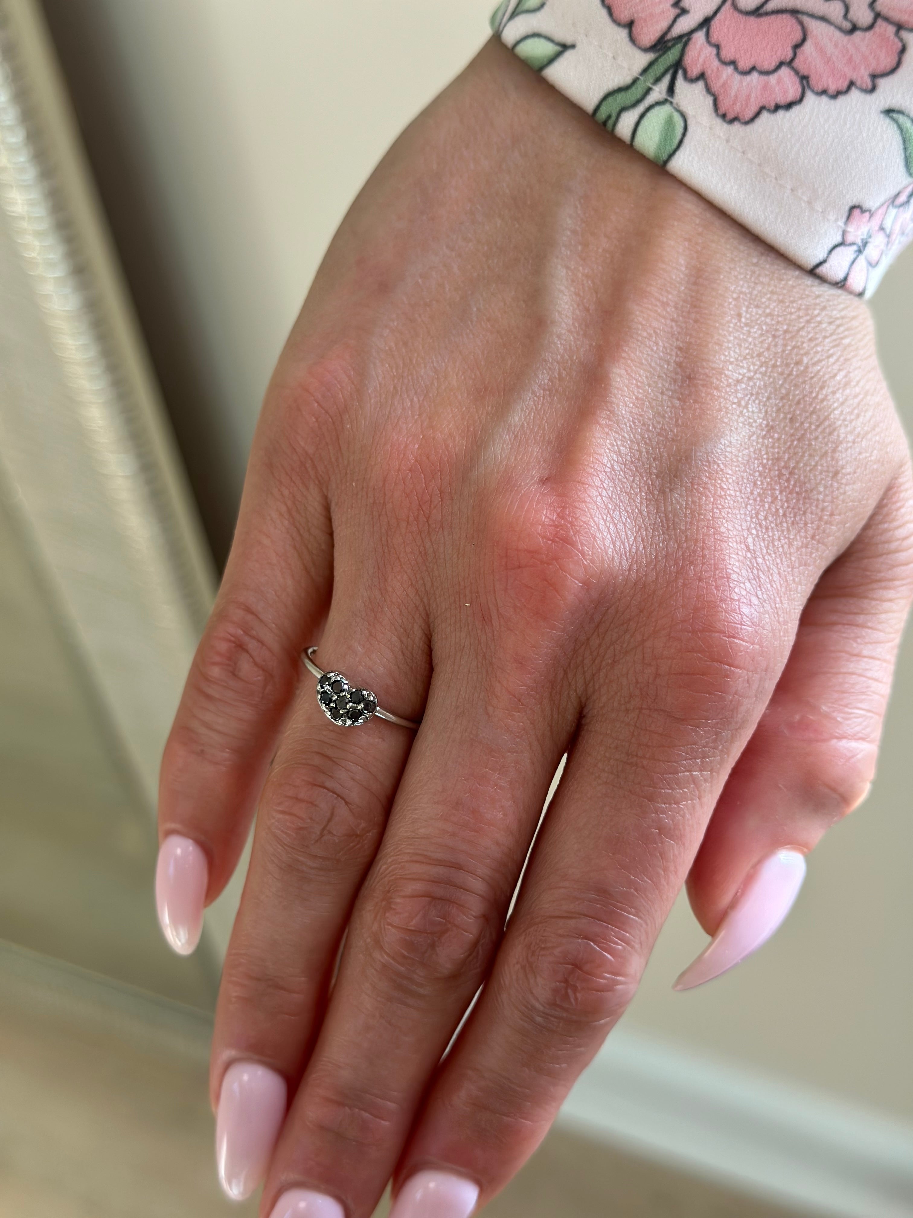 18KT White Gold Black Diamond Heart Ring